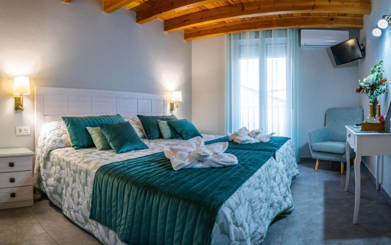 Apartamentos Turisticos El Altozano Fuentes De Leon Luaran gambar